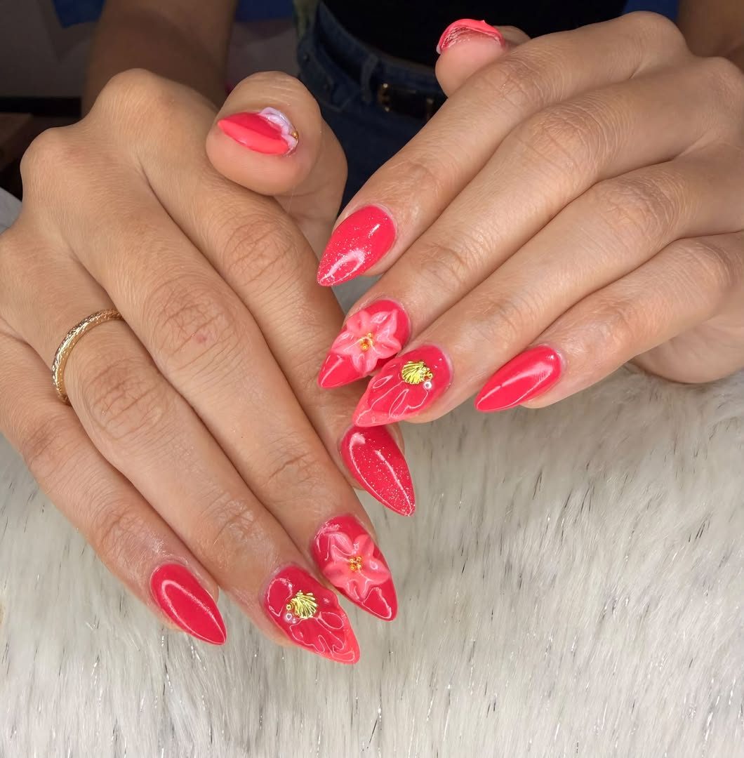 Gel rouge corail avec fleurs d'hibiscus peintes